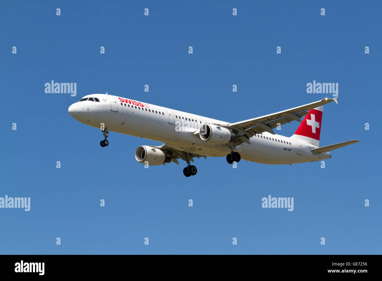 Swiss, Airbus A321, flight LX1272, HB-IOF, from Zürich, Switzerland, on final approach to Copenhagen Airport Stock Photo