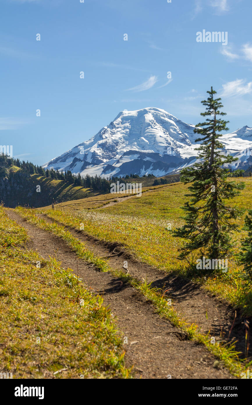 Mount Baker comes into view along Skyline Divide hiking trail Stock
