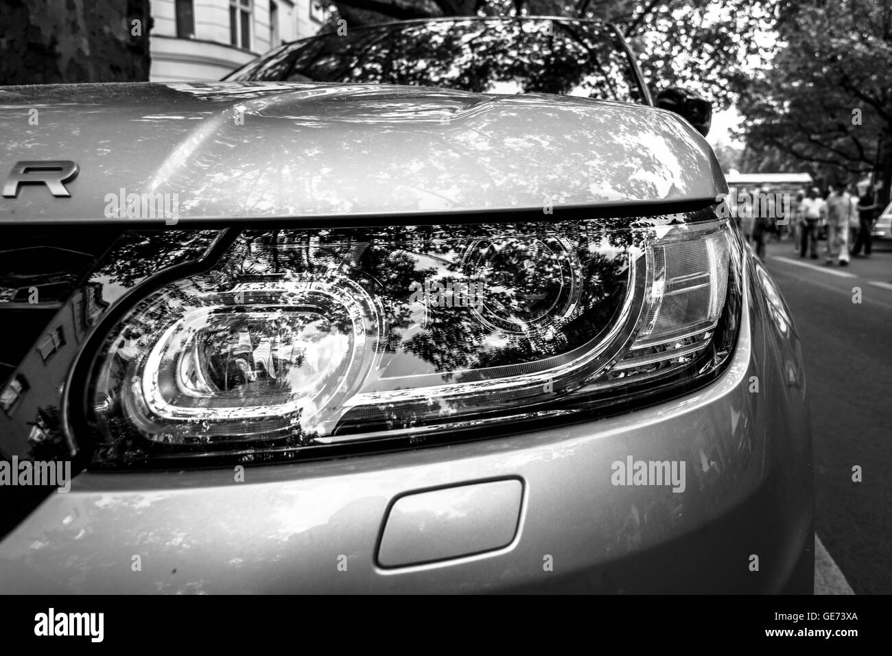 Black Range Rover Sport Black And White Stock Photos & Images - Alamy