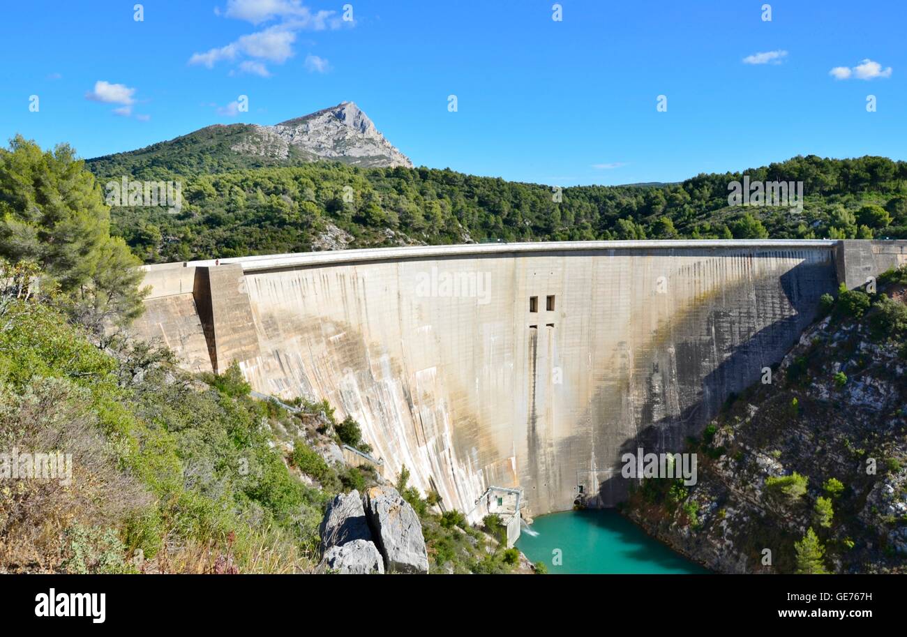Dam and Mont Sainte Victoire, France Stock Photo