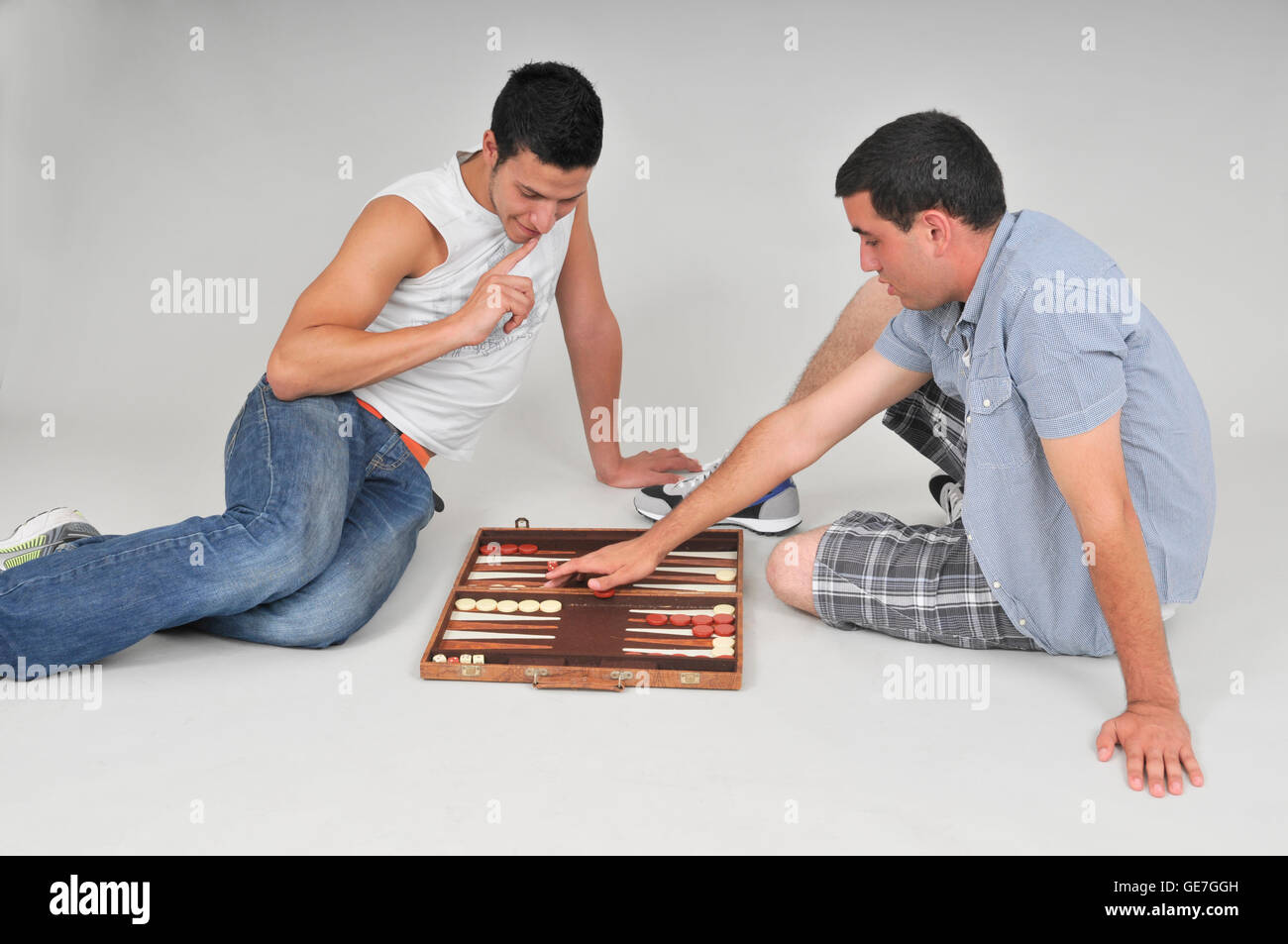 Армяне нарды анекдот. Армяне играющие в нарды. Люди за игрой в нарды. Парни играют в нарды. Люди играют в карты на полу.