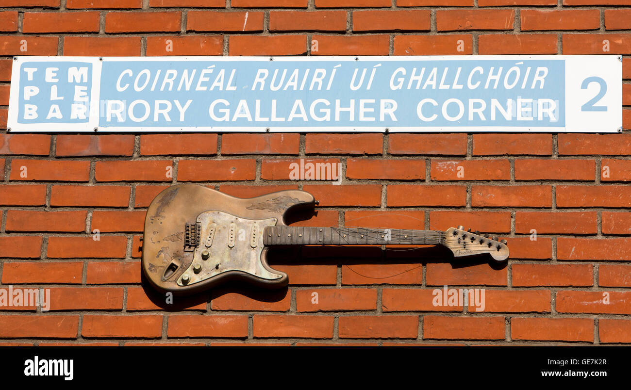 Ireland, Dublin, Temple Bar, Rory Gallagher’s Corner guitar street sign Stock Photo