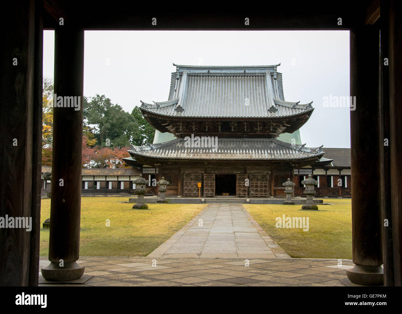 Japanese temples traditional japanese temples hi-res stock photography ...