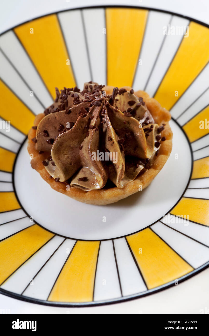 Close up of a chocolate cream cake on a stylish plate Stock Photo - Alamy