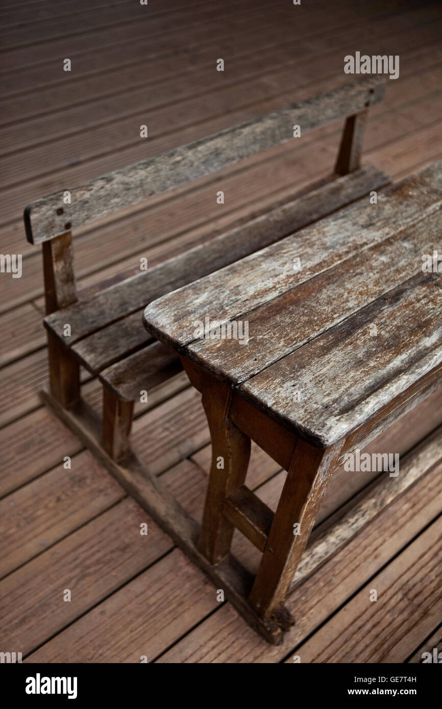 Old classroom desk hi-res stock photography and images - Alamy