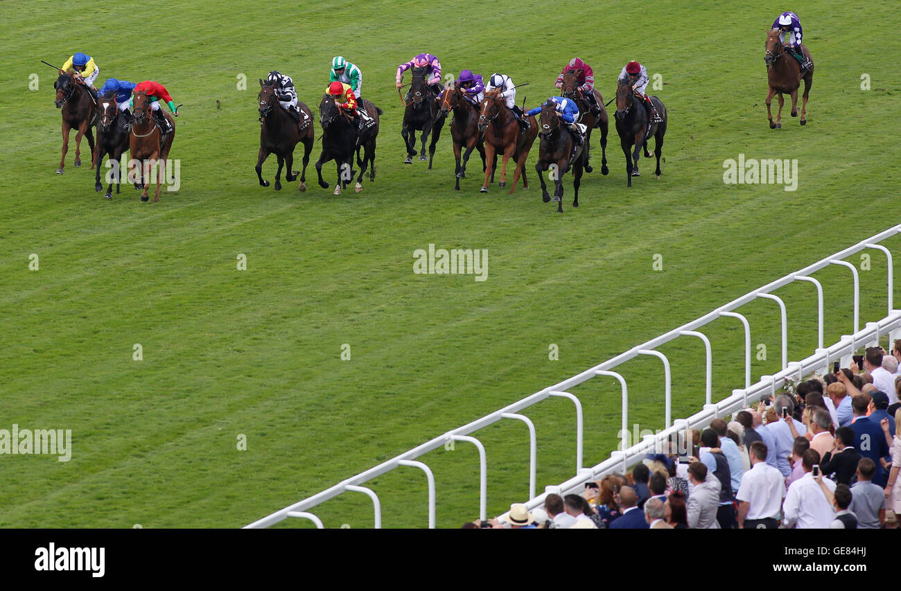 Runners head up the straight during The Woodford Reserve Handicap Stakes Race run during day two of the King George VI Weekend at Ascot Racecourse. PRESS ASSCOCIATION Photo. Picture date: Saturday July 23, 2016. See PA story RACING Ascot. Photo credit should read: Julian Herbert/PA Wire. RESTRICTIONS: Use subject to restrictions. Editorial use only, no commercial or promotional use. No private sales. Call +44 (0)1158 447447 for further information. Stock Photo