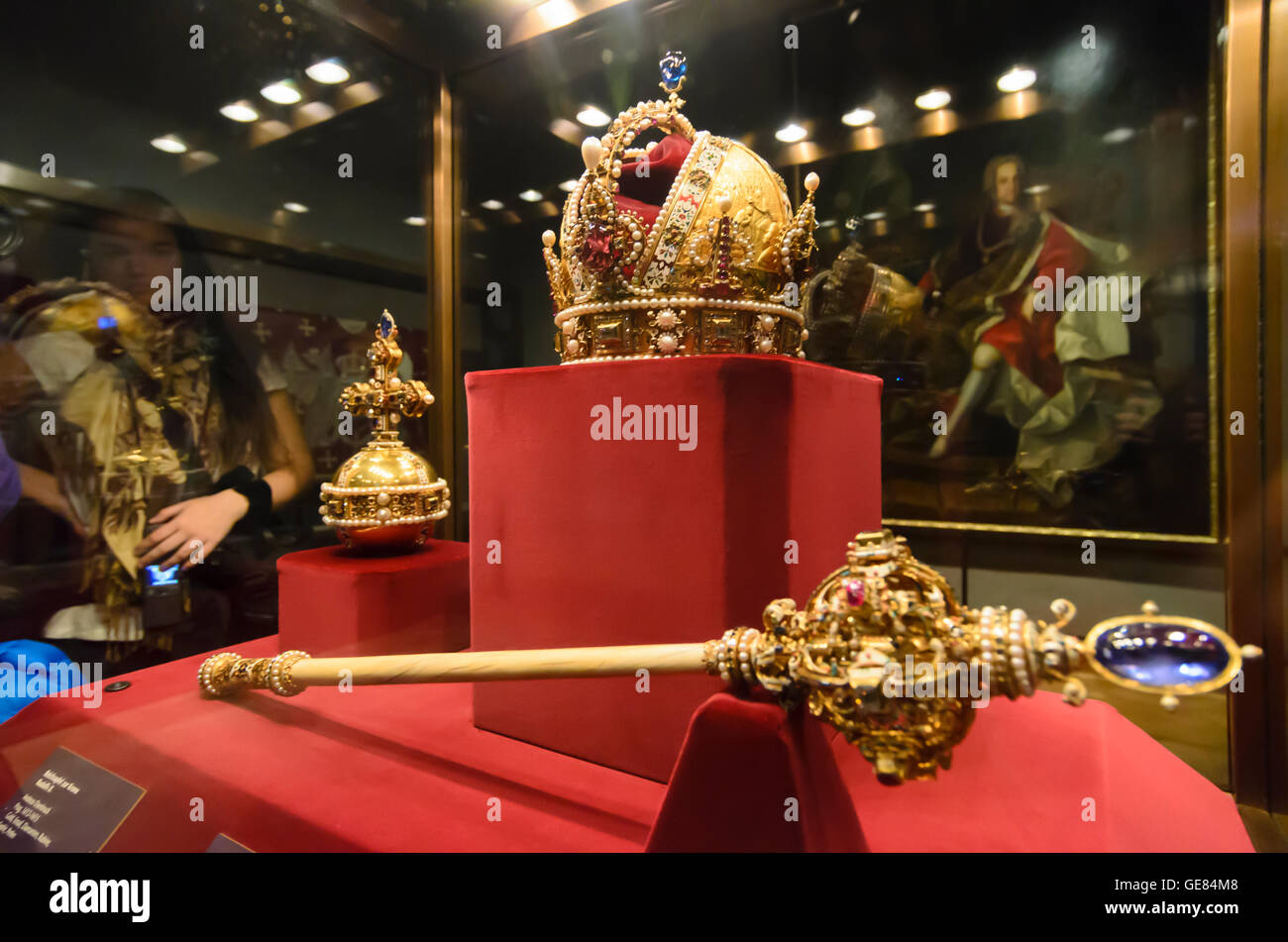 Wien, Vienna: Treasury in the Hofburg : insignia and vestments of the Empire of Austria : Rudolfine imperial crown along with sc Stock Photo