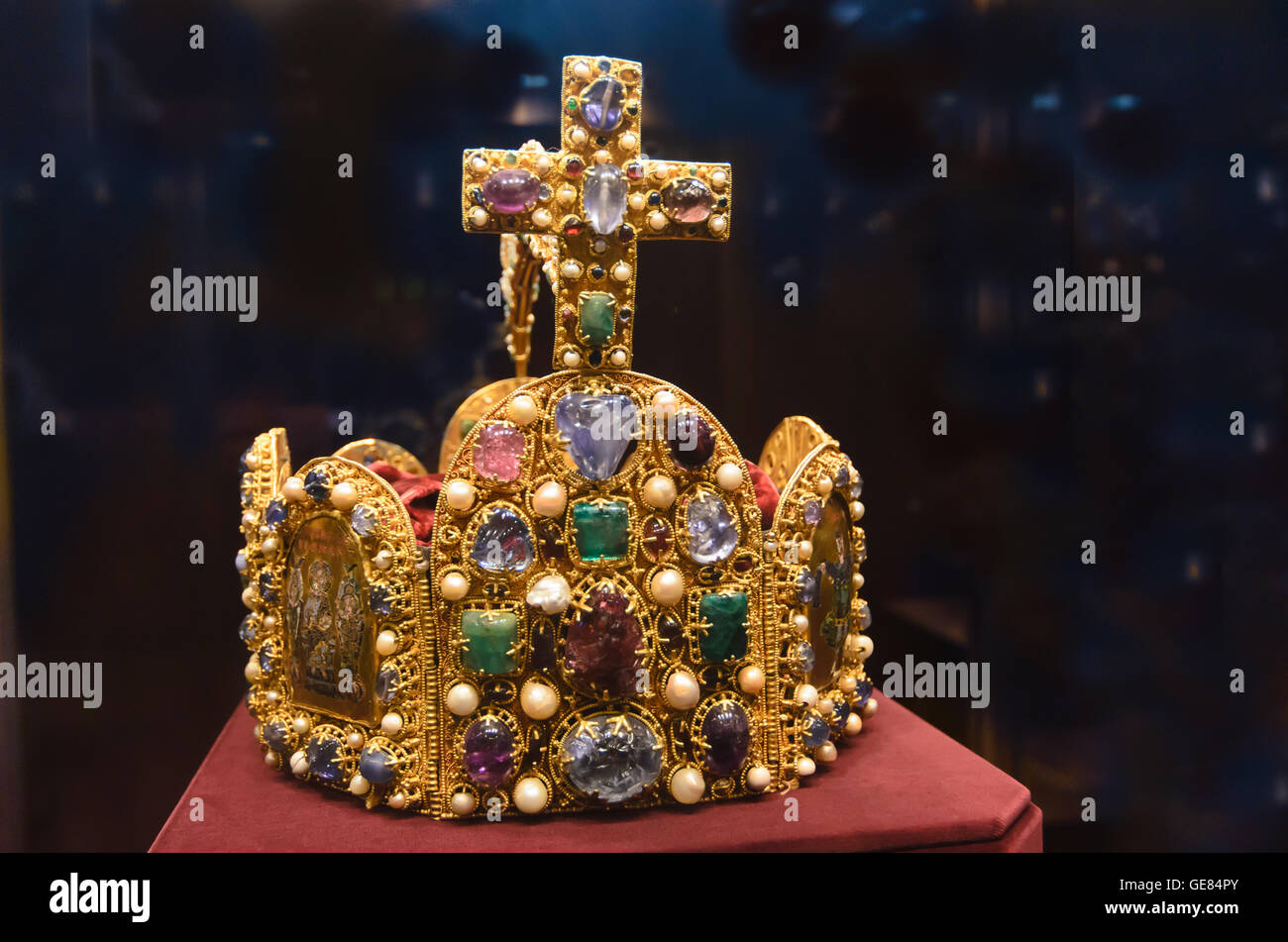 Wien, Vienna: Treasury in the Hofburg : imperial crown of the Holy Roman Empire of German Nation, Austria, Wien, 01. Stock Photo