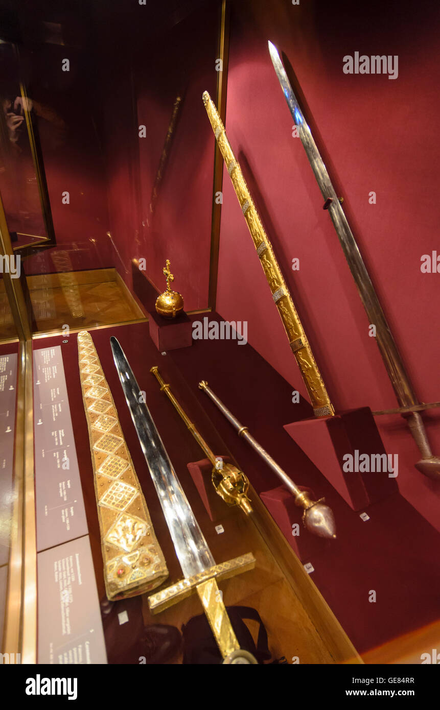 Wien, Vienna: Treasury in the Hofburg : imperial regalia of the Holy Roman Empire : the orb , the scepter , the imperial and the Stock Photo