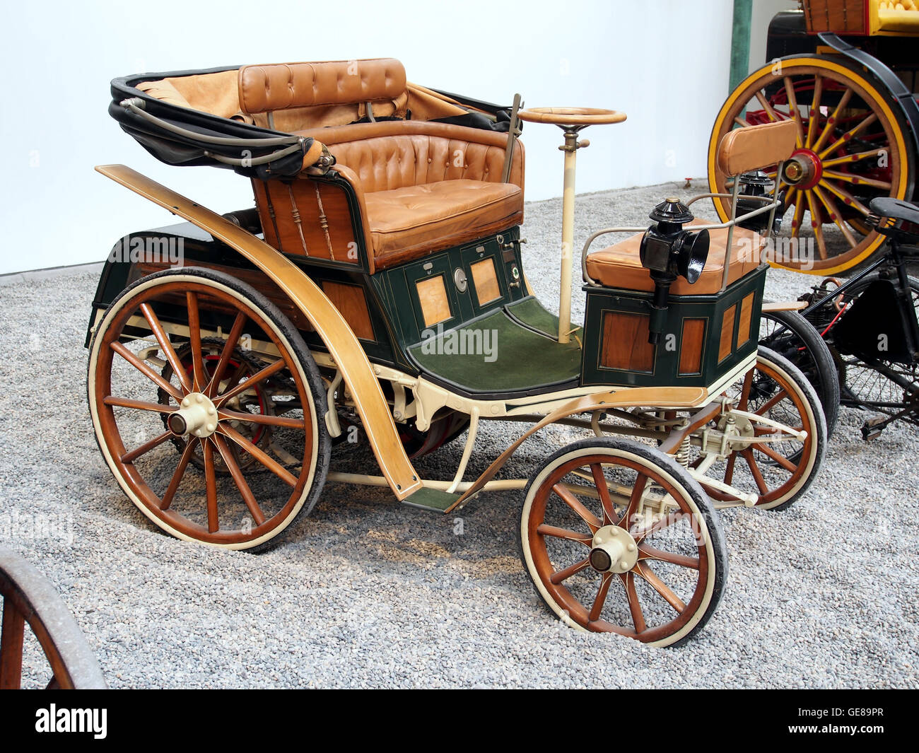 France photo couple dans automobile Georges Richard Tonneau c. 1900