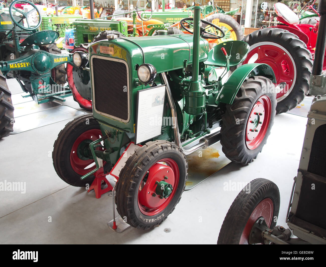 Old green deutz vintage tractor Banque de photographies et d'images à haute  résolution - Alamy
