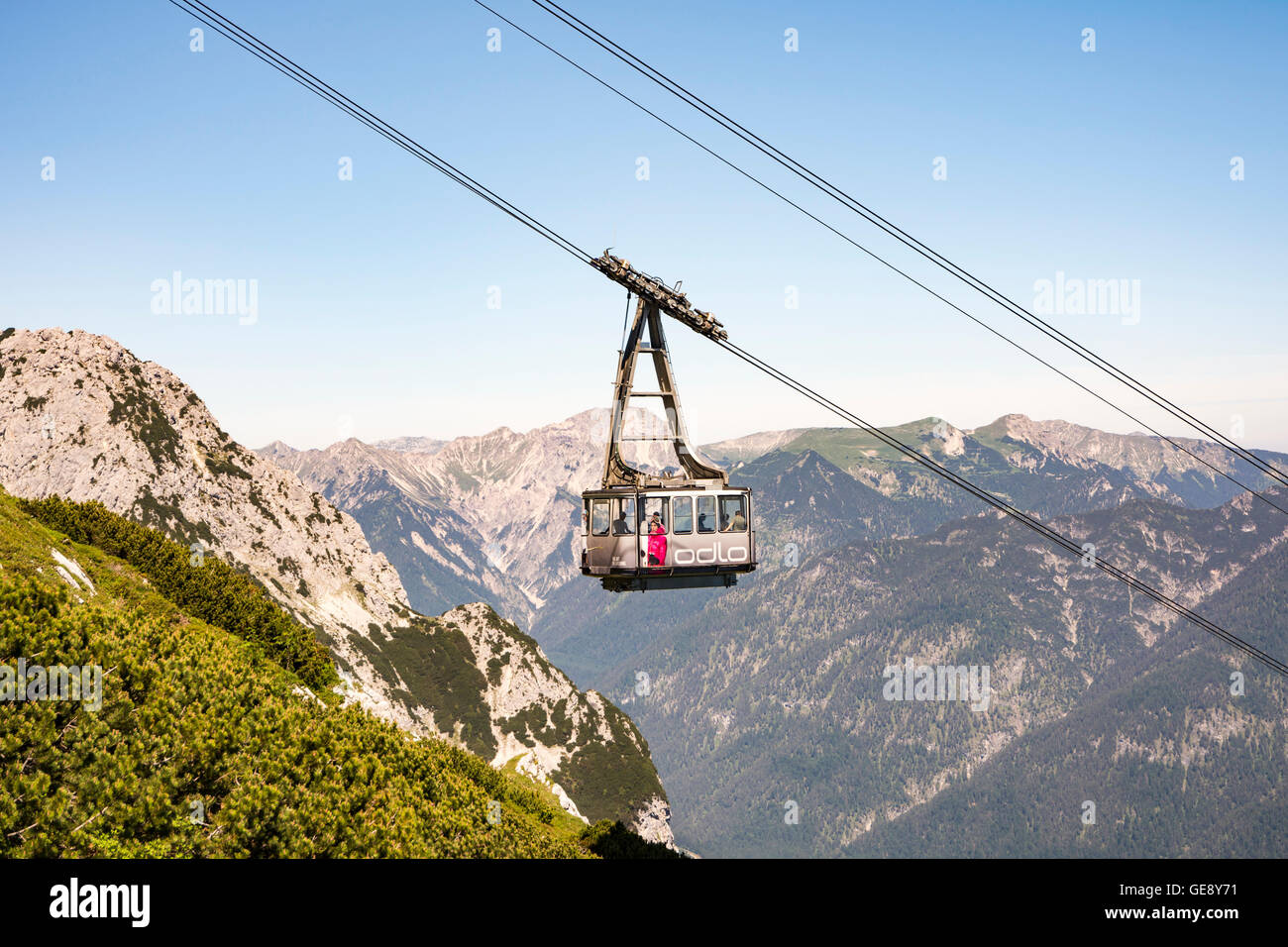 Londres Más lejano Vástago GARMISCH, GERMANY - JULY 10: Cable car at the Osterfeldkopf mountain in  Garmisch, Germany on July 10, 2016. The Alpspitzbahn cab Stock Photo - Alamy
