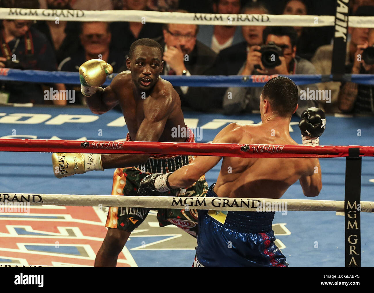 Las Vegas, Nevada, USA. 23rd July, 2016. Terence Crawford fights against Viktor Postol during the vacant WBC-WBO junior welterweight title boxing match at the MGM Grand Garden Arena on July 23, 2016 in Las Vegas, Nevada. © Ringo Chiu/ZUMA Wire/Alamy Live News Stock Photo