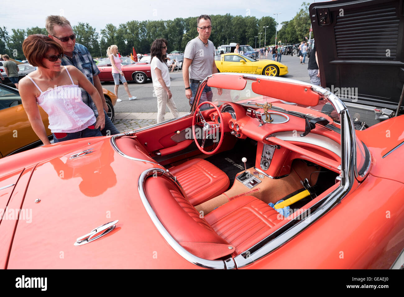 People looking at an old Corvette at the 'Street Mag Show' in Hanover, Germany, 24 July 2016. On 23 and 24 July, many classics of American automotive history will be shown on the Schuetzenplatz in Hannover at the 'Street Mag Show'. Photo: PETER STEFFEN/dpa Stock Photo