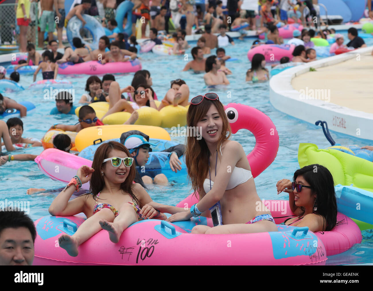 Tokyo, Japan. 24th July, 2016. People try to cool off in a crowded swimming pool at the Toshimaen amusement park in Tokyo on Sunday, July 24, 2016. Some 14,000 people visited the park, with has a number of pools and water slides, to beat the summer heat. © Yoshio Tsunoda/AFLO/Alamy Live News Stock Photo