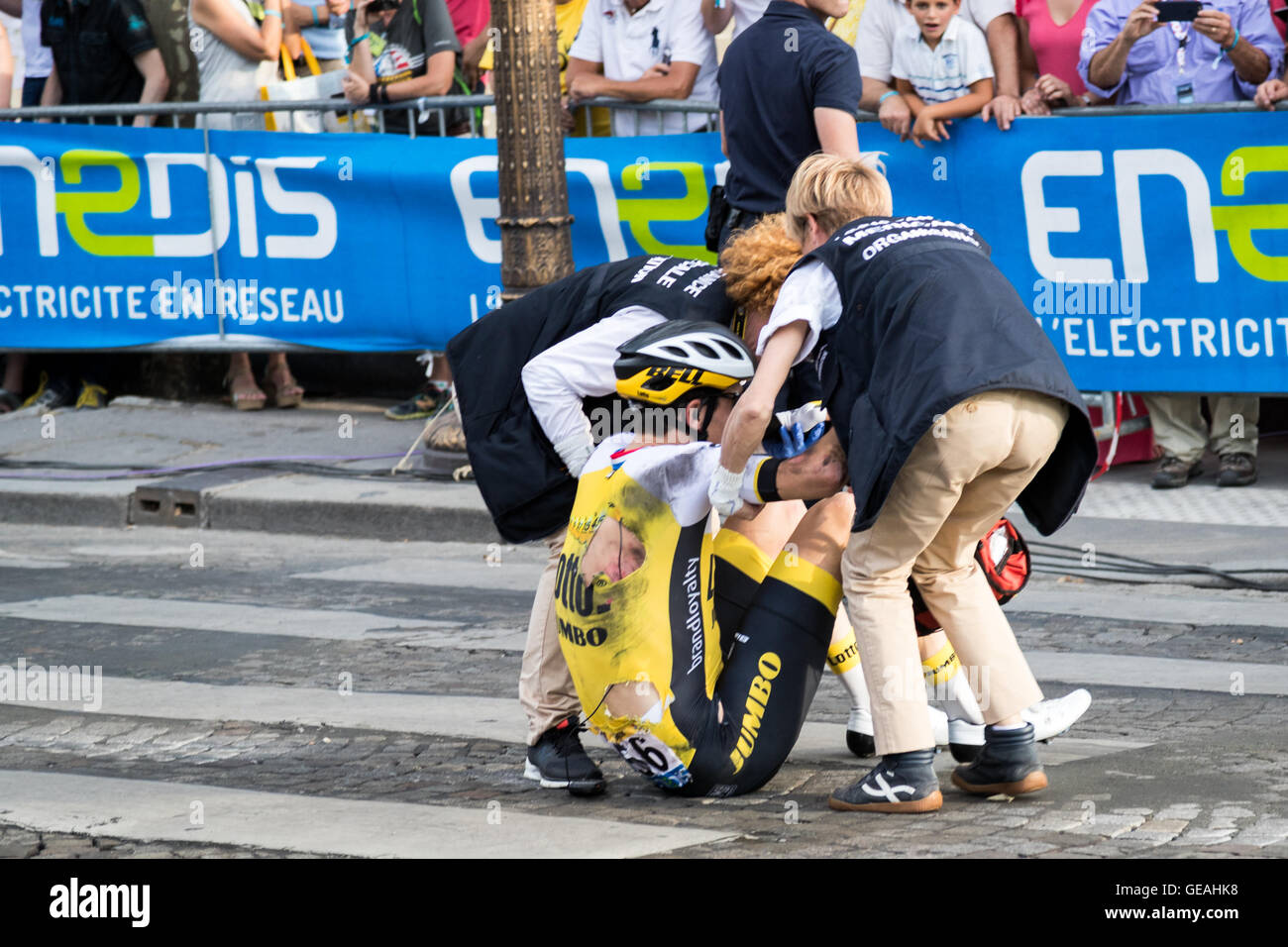 24th July, 2016. Paris, FR. Timo Roosen (Team LottoNL-Jumbo) crashes on the final lap of the circuit in Paris. Despite injury, Roosen acquired a new bike from a team car to finish the stage. John Kavouris/Alamy Live News Stock Photo