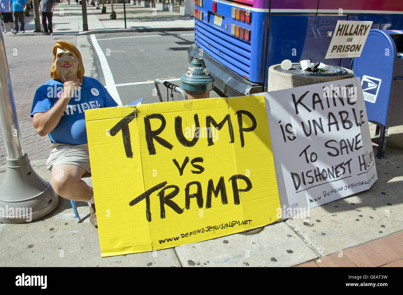 Philadelphia, Pennsylvania, USA. 24th July, 2016. Bob Kunst, 74 of Miami Beach, Florida, an international pioneer of Gay Rights and President of Shalom International, set-up his protest outside the Pennsylvania Convention Center prior to the 2016 Democratic National Convention to be held at the Wells Fargo Center in Philadelphia, Pennsylvania on Sunday, July 24, 2016. Kunst was also in Cleveland protesting prior to the Republican Convention in Cleveland, Ohio.Credit: Ron Sachs/CNP. Credit:  Ron Sachs/CNP/ZUMA Wire/Alamy Live News Stock Photo