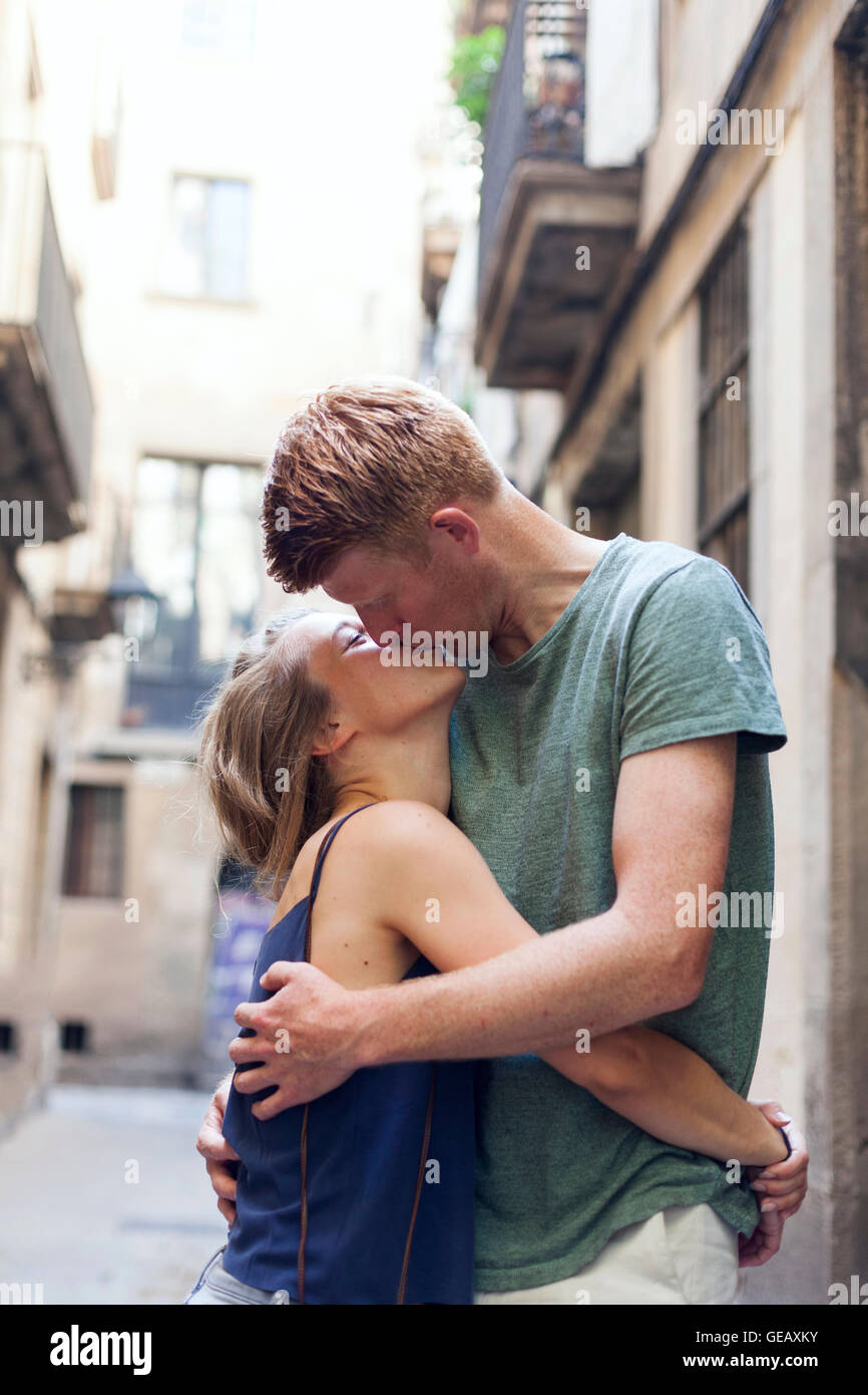 Couple kissing in alley hi-res stock photography and images - Alamy