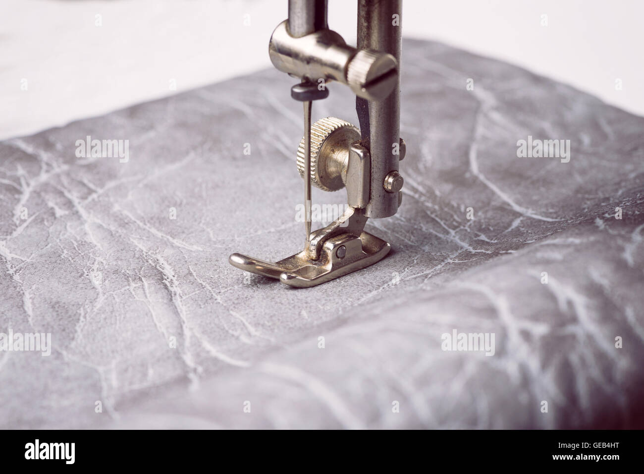 Leather sewing machine hires stock photography and images Alamy