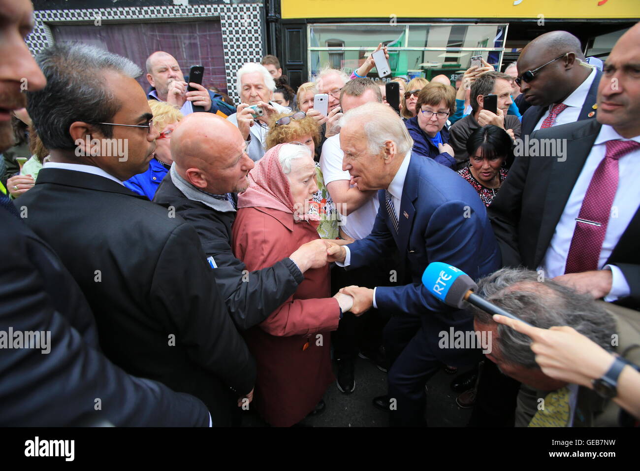 Joe Biden, Vice President of the United States tours with Enda Kenny the Irish Prime Minister (Taoiseach), the towns of Ballina, Stock Photo