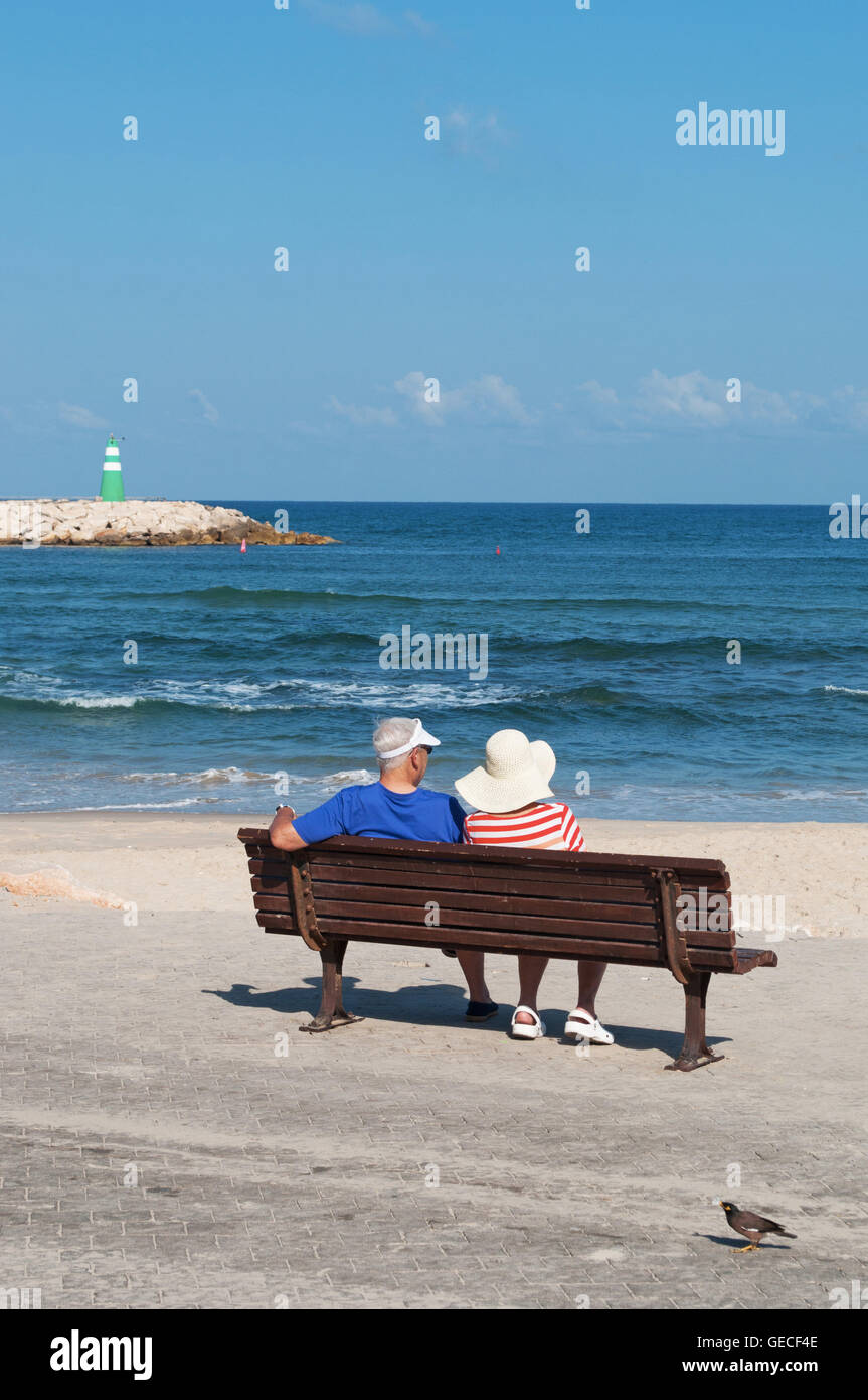 Tel Aviv, Israel: a couple on a bench on the seafront in Tel Aviv Stock Photo
