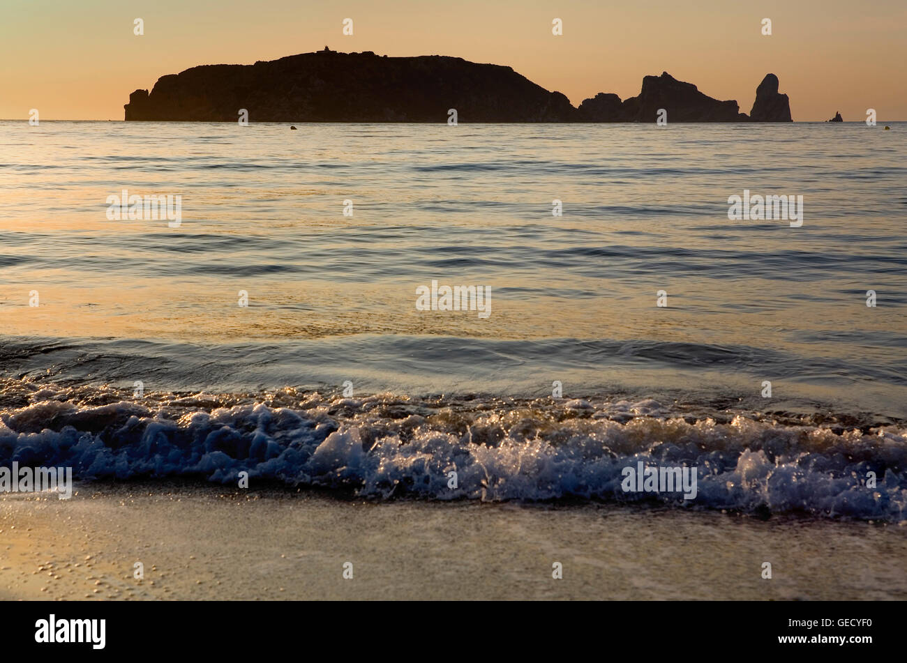 L´Estartit. Gran beach. In background Medes Islands.Costa Brava. Girona province. Catalonia. Spain Stock Photo