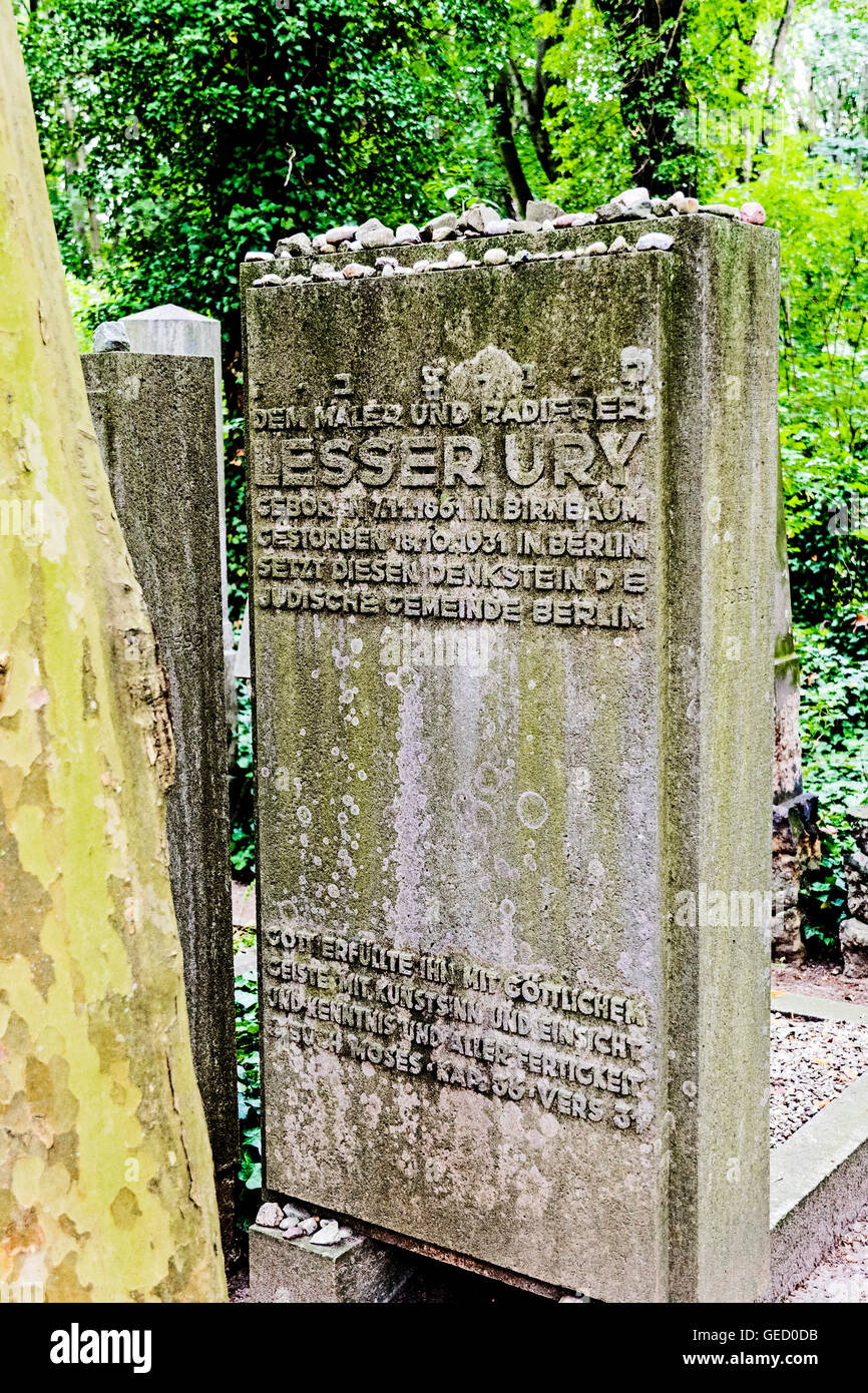 Grave of Lesser Ury at the jewish cemetery in Berlin Weissensee; grab von Lesser Ury, berühmt für seine Bilder von Berlin Stock Photo
