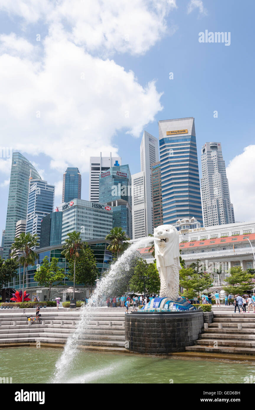 The Merlion Statue (Singa-Lau) showing CBD skyscrapers, Marina Bay, Central Area, Singapore Island (Pulau Ujong), Singapore Stock Photo