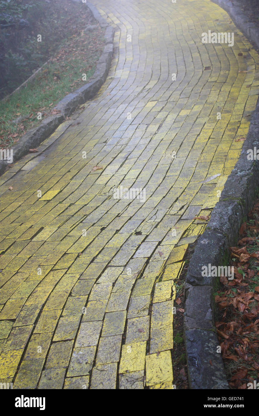 Yellow brick road hires stock photography and images Alamy