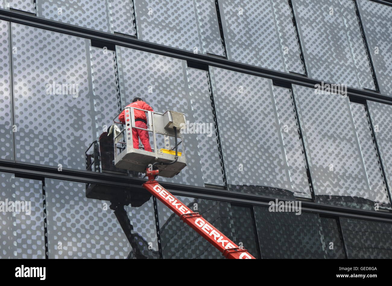 Window cleaner lift hires stock photography and images Alamy