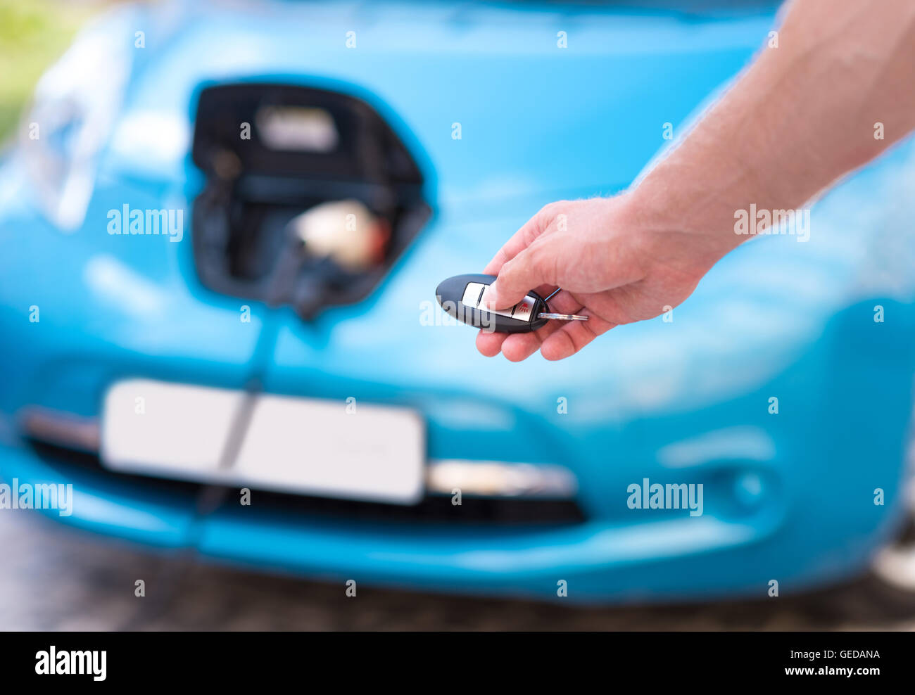 Hand holding key man hi-res stock photography and images - Alamy