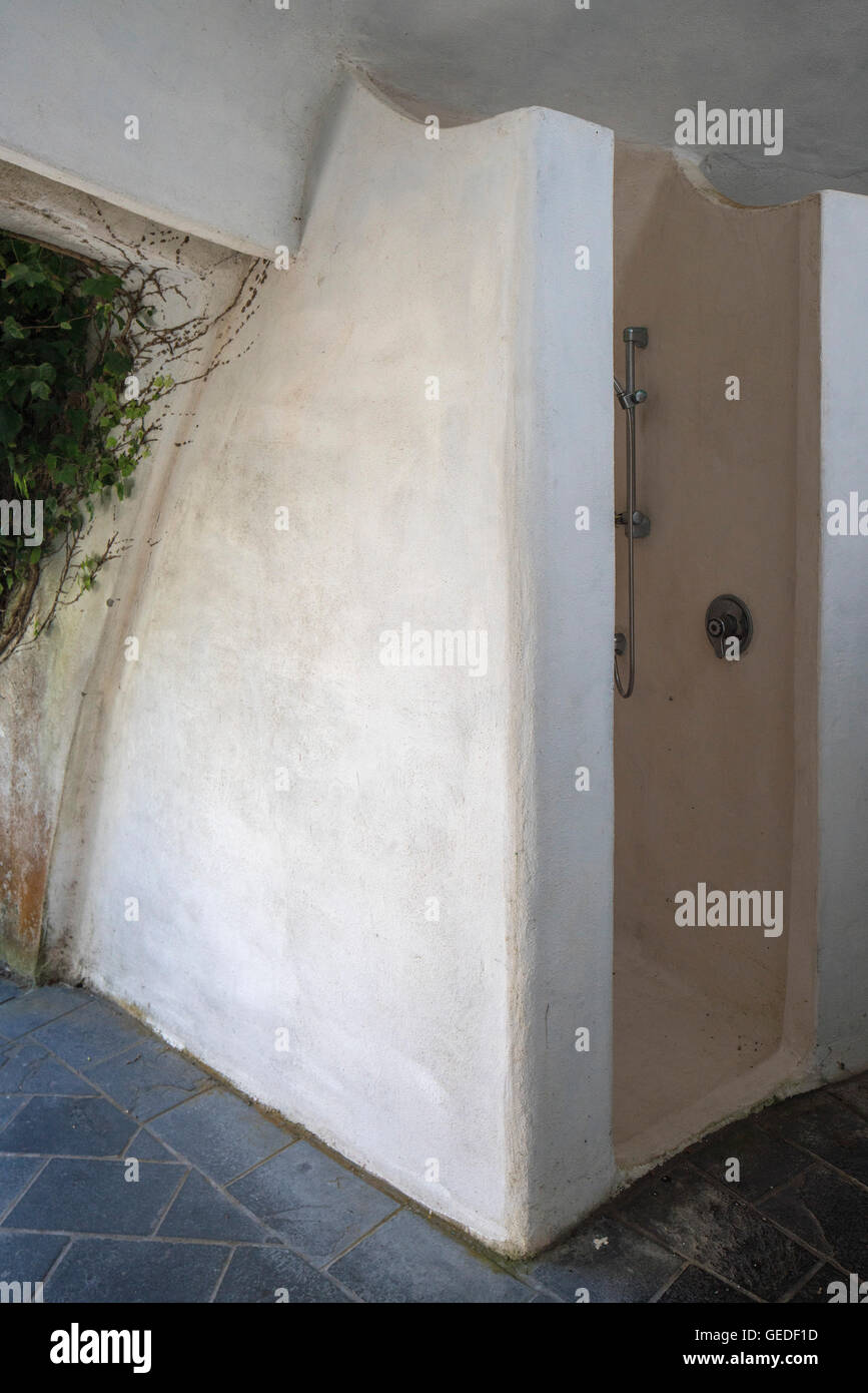 Shower made of concrete. Eco Dome, Peka Peka, New Zealand. Architect: Fritz Eisenhofer, 1985. Stock Photo