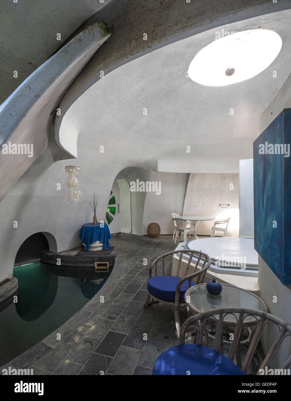 Interior view with roof light, bath and pool curves. Eco Dome, Peka Peka, New Zealand. Architect: Fritz Eisenhofer, 1985. Stock Photo