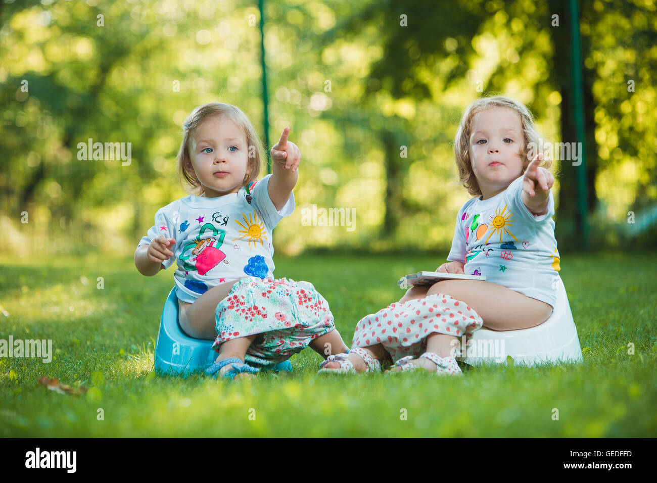 Girls hanging upside down hires stock photography and images Alamy