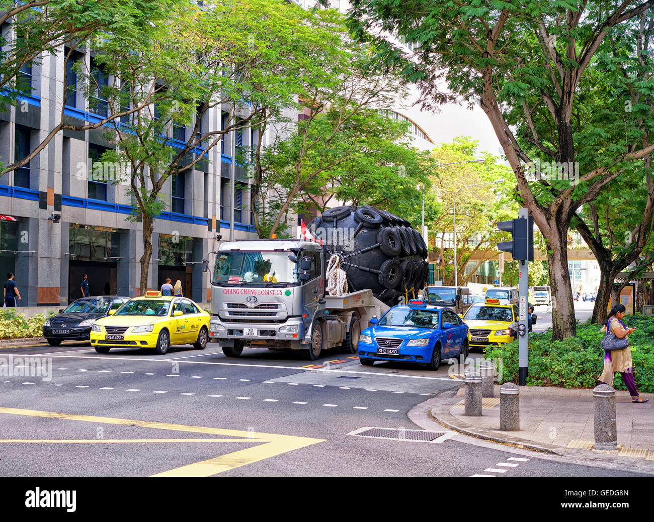 Singapore city center pedestrian bridge hi-res stock photography and ...