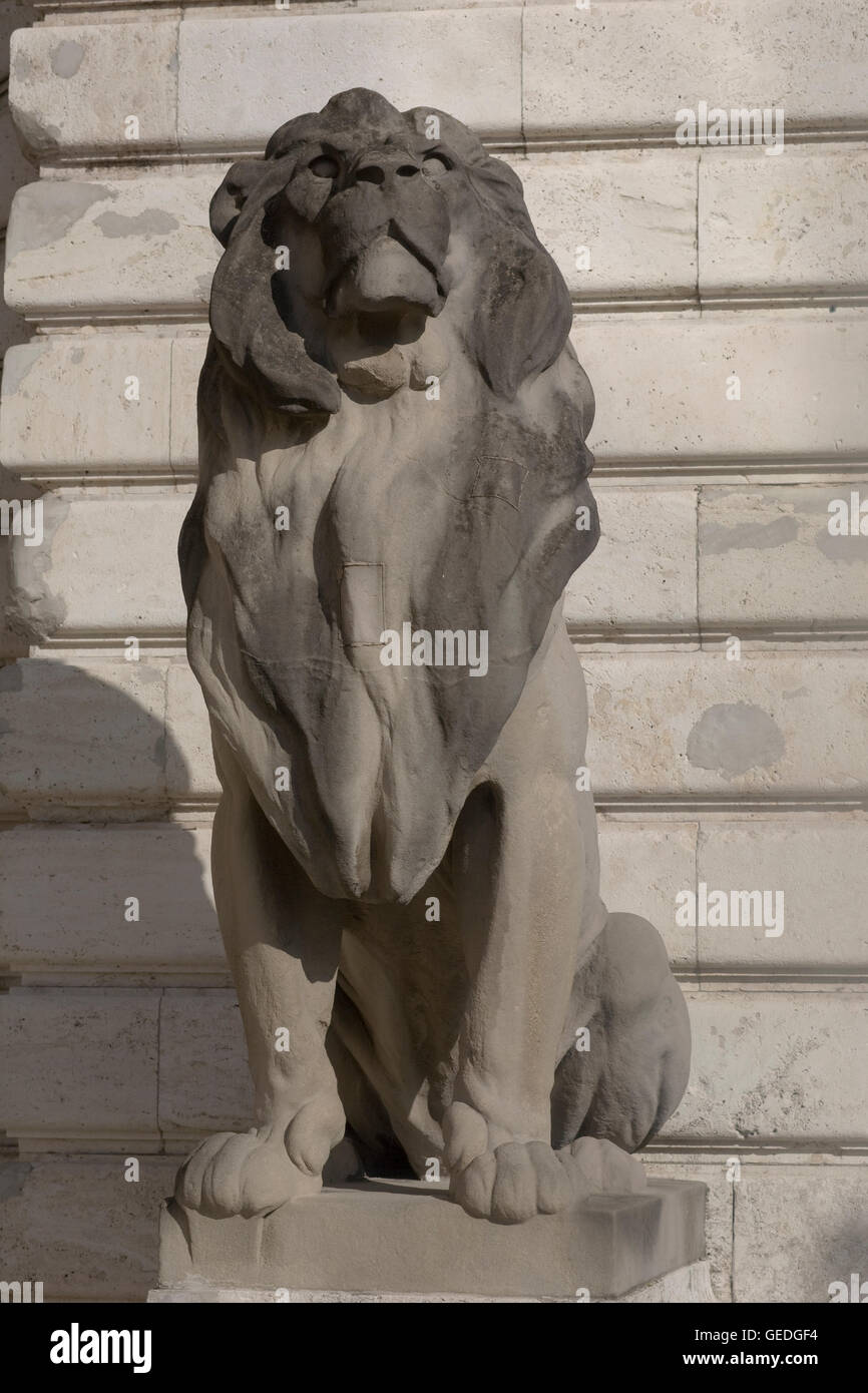Royal palace lion statue hires stock photography and images Alamy
