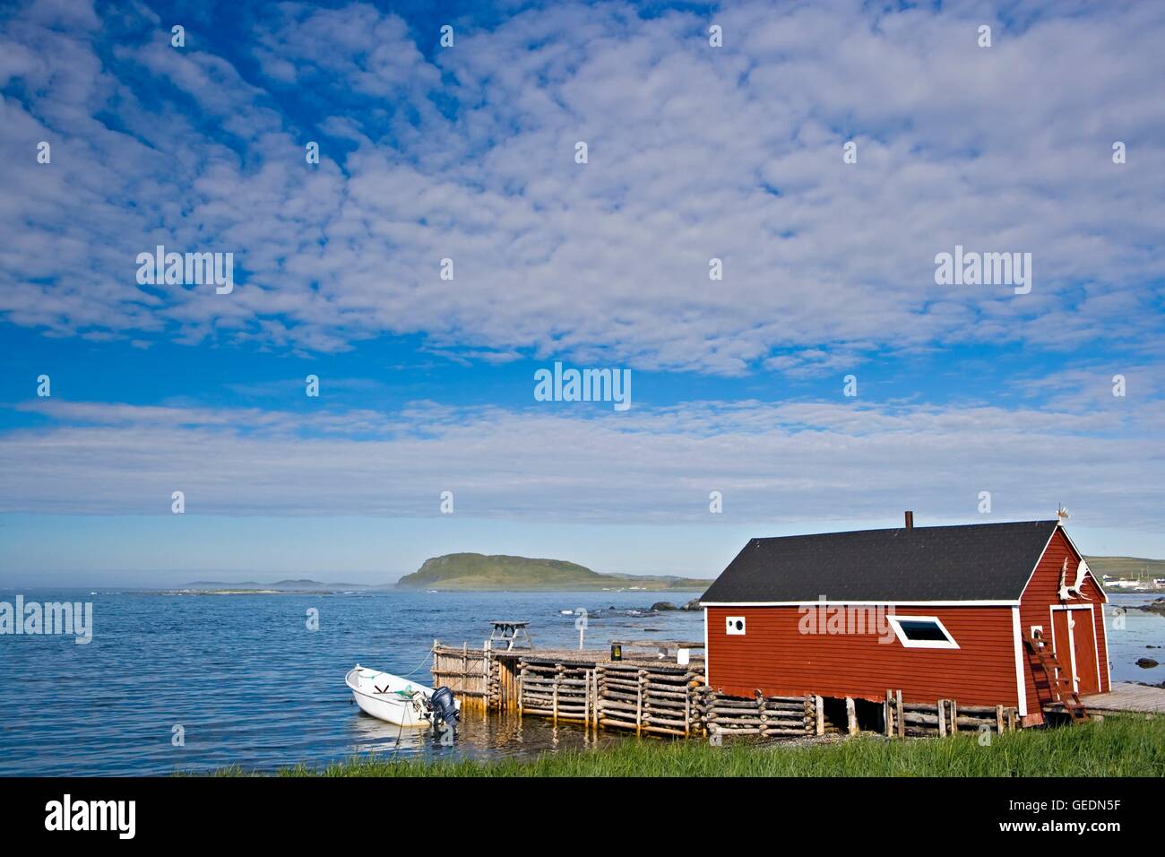 geography / travel, Canada, Newfoundland, L'Anse aux Meadows, A red fishing stage in the town of L'Anse aux Meadows, Northern Peninsula, Great Northern Peninsula, Viking Trail, Trails to the Stock Photo