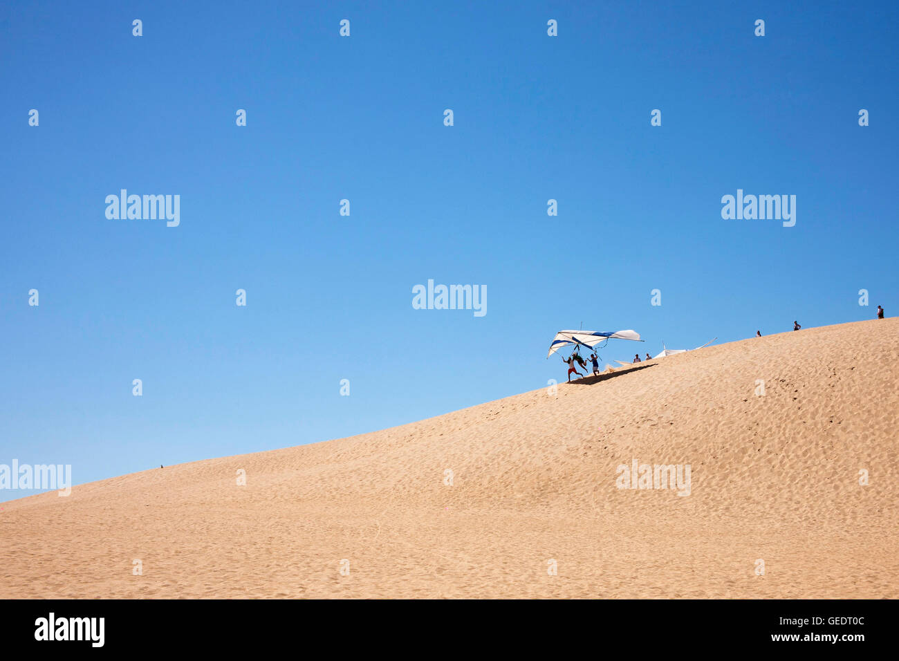 Students learning to fly in the shadows of the Wright Brothers at the largest  Hang Gliding School in the country located in  th Stock Photo