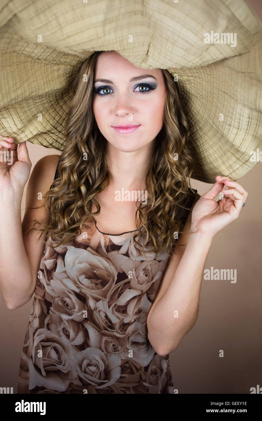 Big sun hat hi-res stock photography and images - Alamy