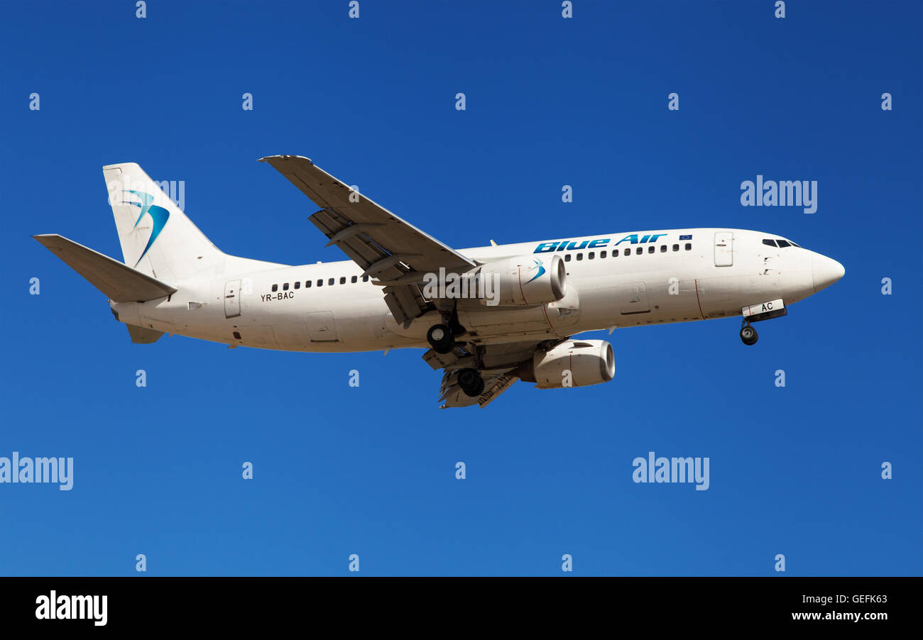 Blue air 737 hi-res stock photography and images - Alamy