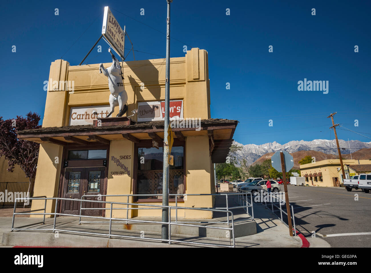 Shop in Lone Pine in Owens Valley,  Mount Whitney in Eastern Sierra Nevada in distance, California, USA Stock Photo