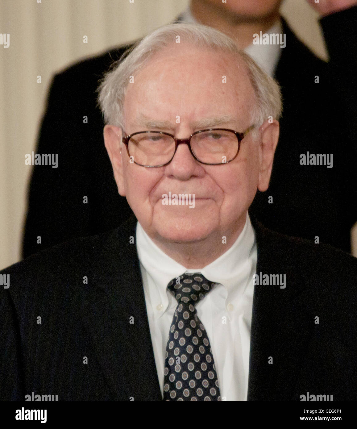 Warren Buffett talks to reporters at the White House after receiving the 2011 Medal of Freedom. Buffett was awarded the medal during a ceremony at the White House.  Buffett  is one of the 15 medal recipients which is the highest award that is given to civ Stock Photo