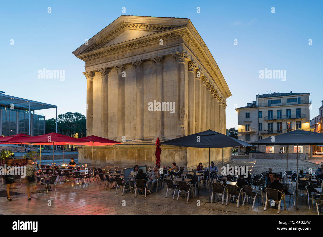 Street Cafe, Maison Carrée , ancient Roman temple , Place de la Maison Carrée, Nîmes, Languedoc-Roussillon, Gard Department, Fra Stock Photo
