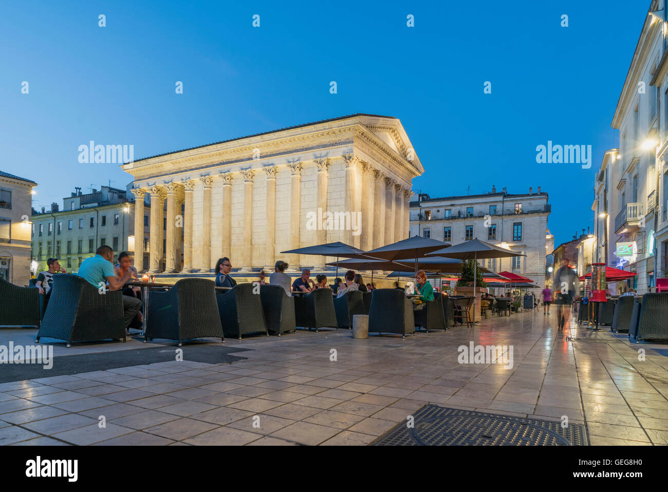 Street Cafe, Maison Carrée , ancient Roman temple , Place de la Maison Carrée, Nîmes, Languedoc-Roussillon, Gard Department, Fra Stock Photo