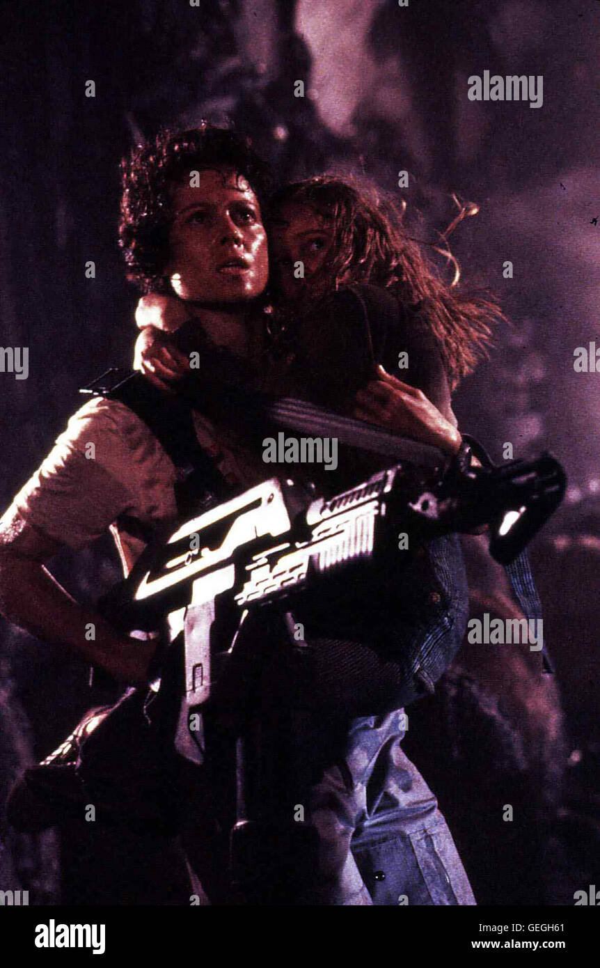Sigourney Weaver, Carrie Henn   Verzweifelt versucht Ripley (Sigourney Weaver), sich und das Waisenkind Newt (Carrie Henn) zu retten.  *** Local Caption *** 1986, Aliens, Aliens - Die Rueckkehr Stock Photo