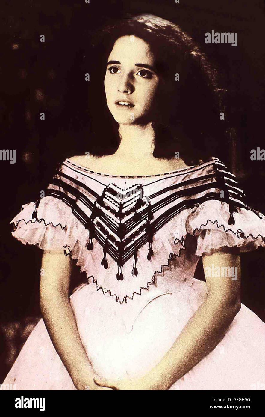 Trini Alverado   Durch die reizende Miss Elionor Hartley (Trini Alverado) und ihre Mutter sieht sich Professor Ashby einem Wechselbad der Gefühle ausgesetzt. *** Local Caption *** 1991, American Friends, Amerikanische Freundinnen Stock Photo