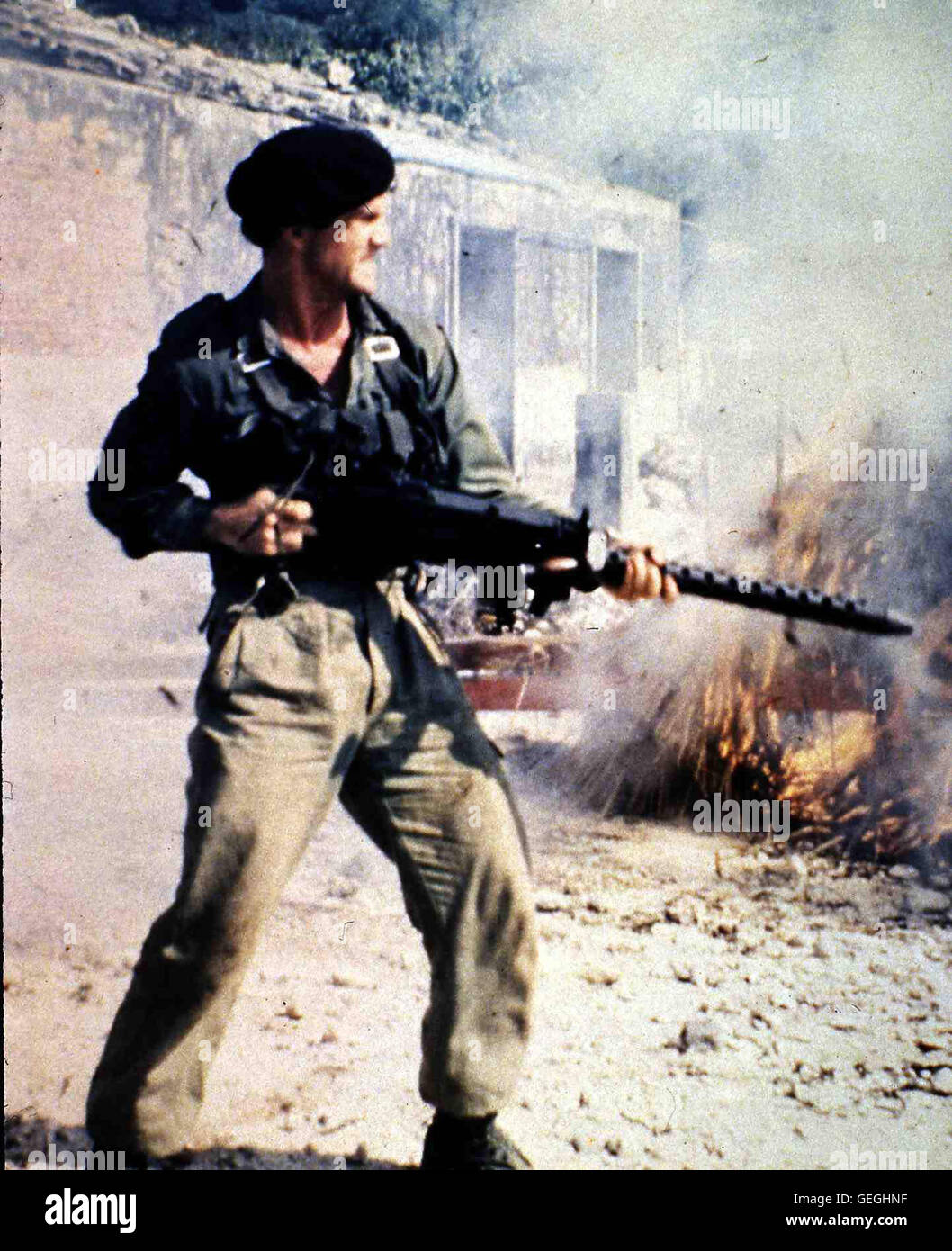 Mel Gibson Capatain Paul Kelly (Mel Gibson) und seine soldaten geraten unter den Kugelhagel der Japaner. Das Unternehmen scheint aussichtslos. *** Local Caption *** 1981, Attack Force Z, Die Gruenen Teufel Vom Mekong Stock Photo