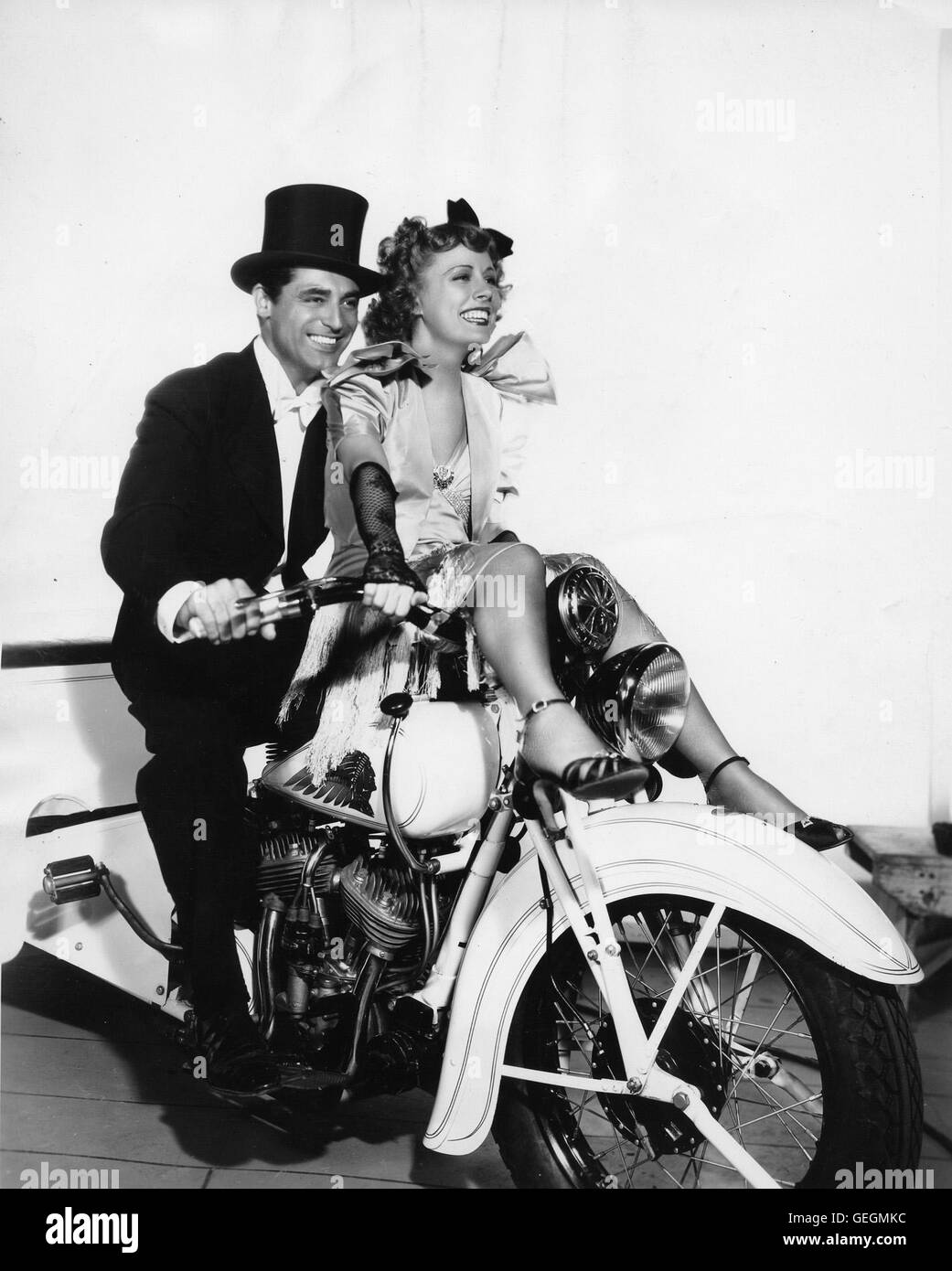 Szenenbild - The Awful Truth - 1937 - Cary Grant and Irene Dunne on a motor scooter, Szenenbild, Die Schreckliche Wahrheit Stock Photo