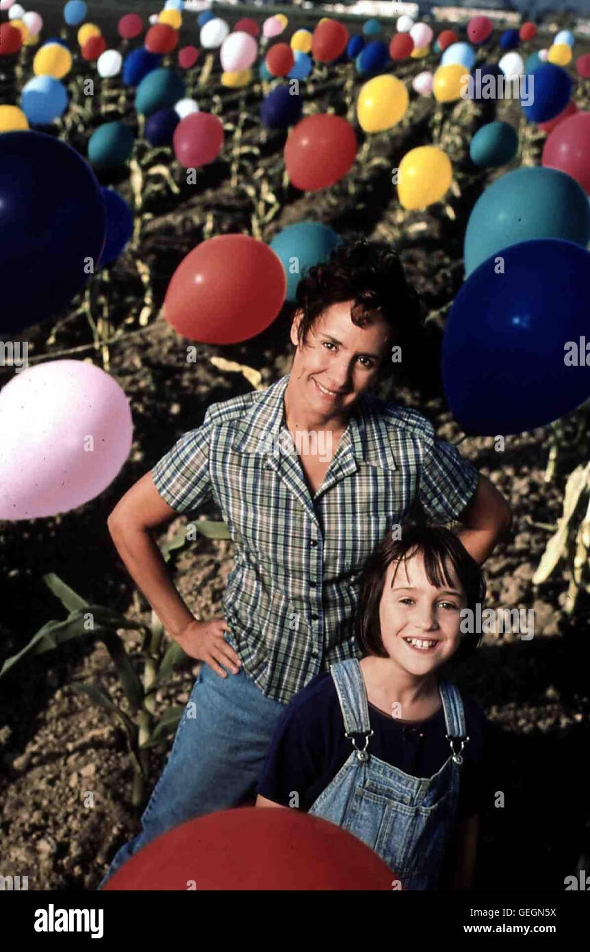 Laurie Metcalf, Mara Wilson Willow (Mara Wilson) und ihre Mutter Casey (Laurie Metcalf) freuen sich ueber das Ballon-Wunder ... *** Local Caption *** 1997, Balloon Farm, Harvey's Zauberballons Stock Photo