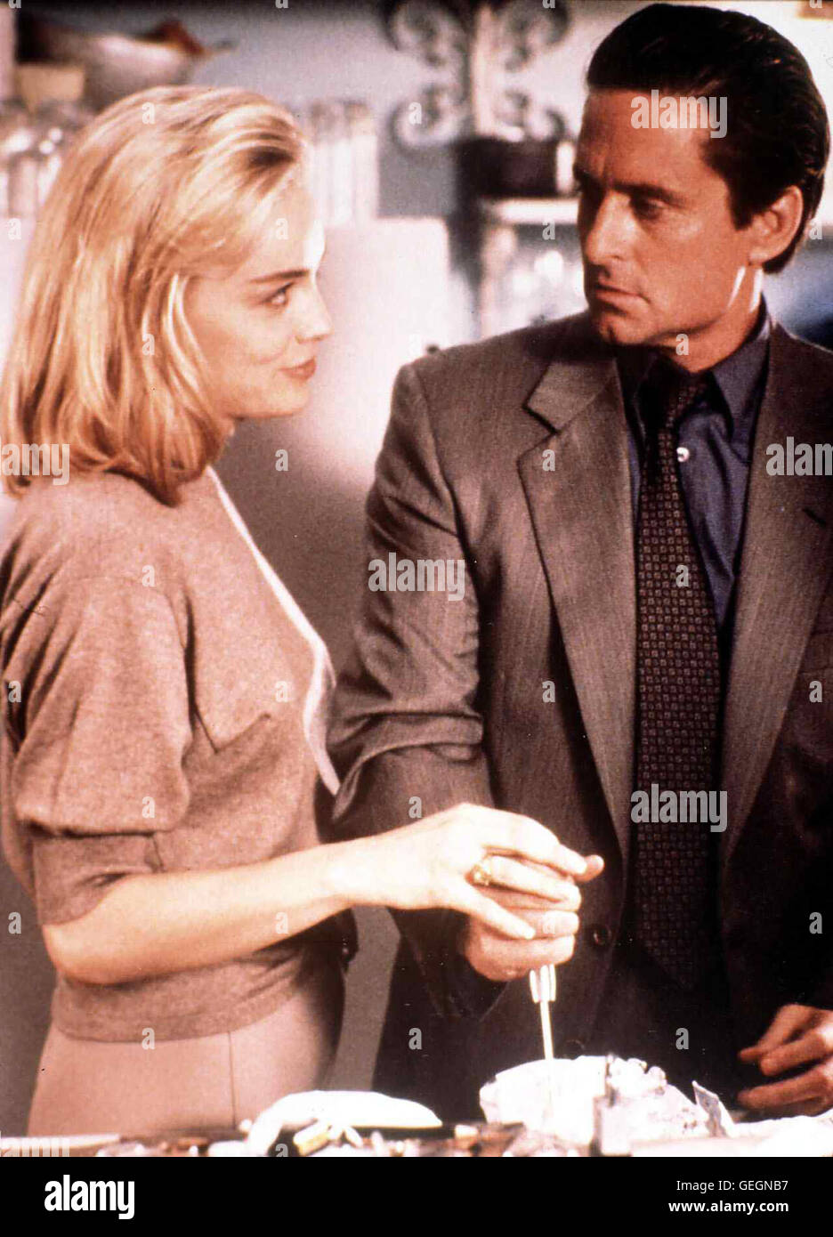 Michael Douglas, Sharon Stone Detective Nick Curran (Michael  Douglas) geraet bei Ermittlungen in einem brutalen Mordfall an die faszinierende Catherine Tramell (Sharon Stone). *** Local Caption *** 1992, Basic Instinct, Basic Instinct Stock Photo